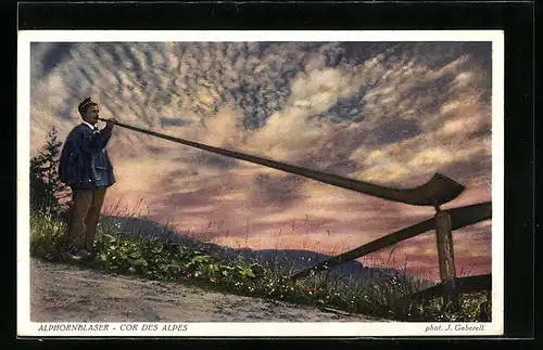 AK Alphornbläser unter Wolkenhimmel in den Alpen