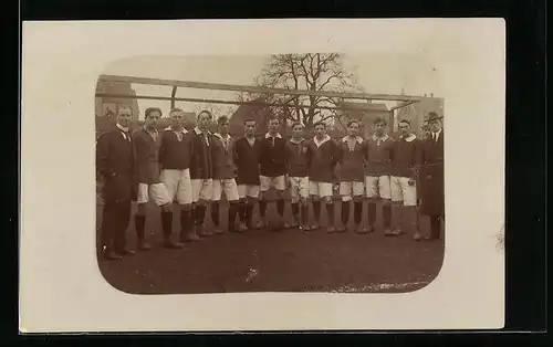 Foto-AK Fussballmannschaft mit Herren im Anzug