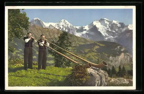 AK Zwei Alphornbläser spielen vor Kulisse mit Eiger, Mönch und Jungfrau