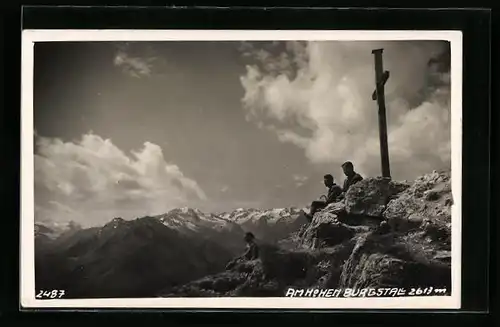 AK Wanderer vor dem Gipfelkreuz am Hohen Burgstall