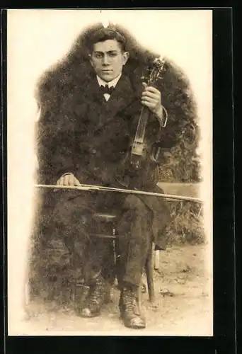 Foto-AK Junger Mann mit einer Geige
