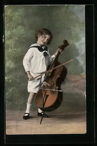 AK Kleiner Junge spielt Kontrabass