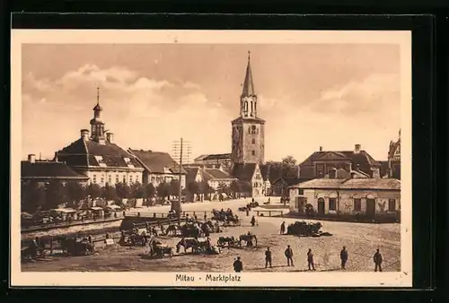 AK Mitau, Marktplatz mit Pferdewagen und Kirche