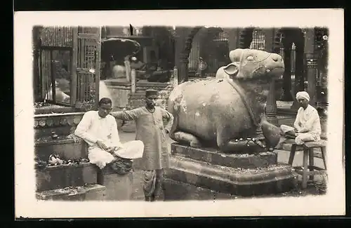 Foto-AK Benares, Männer bei einer Kuhstatue