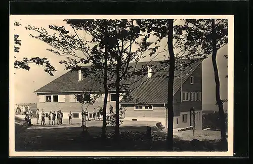 AK Lutzenberg bei Althütte, Gasthof, Spielende Kinder vor dem Landheim