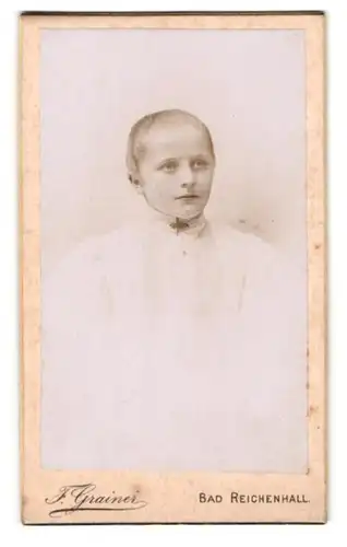 Fotografie F. Grainer, Bad Reichenhall, Junge Frau mit Kragenbrosche