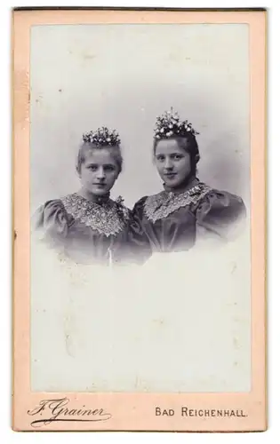 Fotografie F. Grainer, Bad Reichenhall, Zwei junge Damen in Kleidern