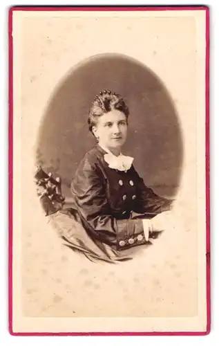 Fotografie F. Grainer, Reichenhall, Junge Dame im modischen Kleid