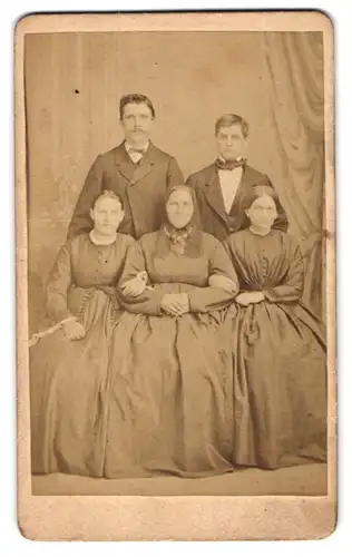 Fotografie A. Hoffmann, Peitz, Zwei Herren und drei Frauen in modischer Kleidung