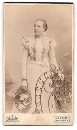 Fotografie Aug. Wilcke, Innsbruck, Rudolfstrasse 1, Junge Dame im Kleid