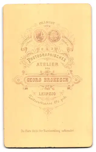 Fotografie Georg Brokesch, Leipzig, Zeitzerstrasse 19 c, Junges Paar in hübscher Kleidung