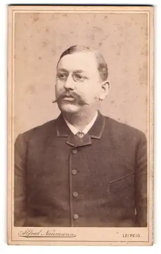 Fotografie Alfred Naumann, Leipzig, Dorotheenstrasse, Bürgerlicher Herr mit Zwicker und Schnauzbart
