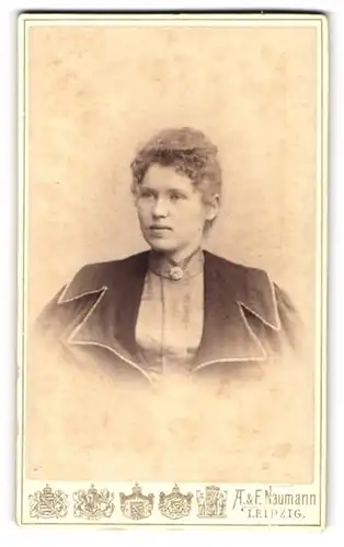 Fotografie A. & F. Naumann, Leipzig, Dorotheenstrasse 6, Junge Dame in modischer Kleidung