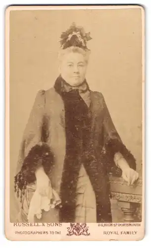 Fotografie Russell & Sons, Portsmouth, 116, High Street, Ältere Dame im Mantel mit Haube