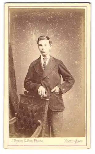 Fotografie J. Byron & Son, Leicester, 4, London Road, Junger Herr in Anzugjacke mit Krawatte