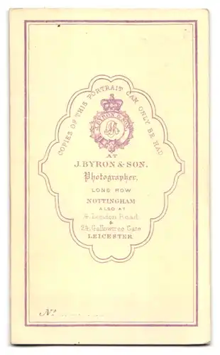 Fotografie J. Byron & Son, Leicester, 4, London Road, Junger Herr in Anzugjacke mit Krawatte