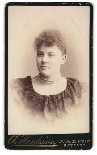 Fotografie A. Hinkins, Retford, Exchange Street, Junge Dame mit zurückgebundenem Haar