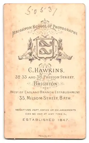 Fotografie C. Hawkins, Brighton, 32, 33 & 38, Preston Street, Bürgerliche Dame mit Kragenbrosche