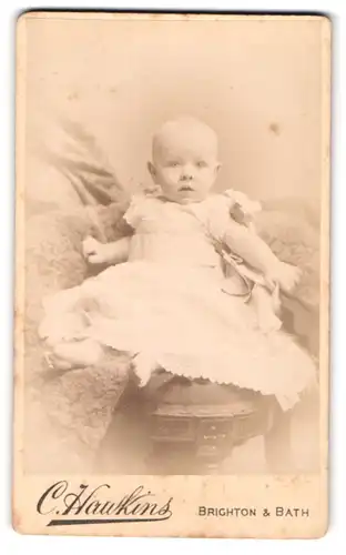 Fotografie C. Hawkins, Brighton, 32, 33 & 38, Preston Street, Kleinkind im Kleid mit nackigen Füssen