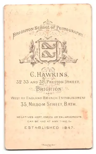 Fotografie C. Hawkins, Brighton, 32, 33 & 38, Preston Street, Kleinkind im Kleid mit nackigen Füssen