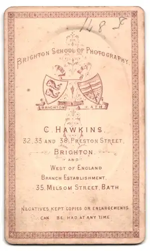 Fotografie C. Hawkins, Brighton, 32, 33 & 38, Preston Street, Junge Dame mit Kragenbrosche und Medaillon