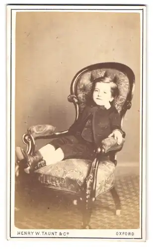 Fotografie Henry W. Taunt & Co., Oxford, 9 & 10, Broad Street, Kleiner Junge in modischer Kleidung