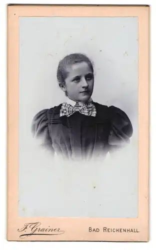 Fotografie F. Grainer, Bad Reichenhall, Junge Dame mit zurückgebundenem Haar