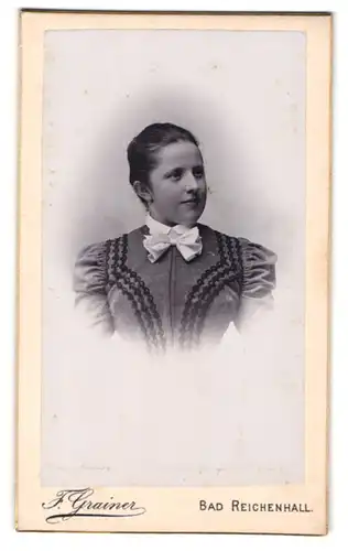 Fotografie F. Grainer, Bad Reichenhall, Junge Dame mit zurückgebundenem Haar
