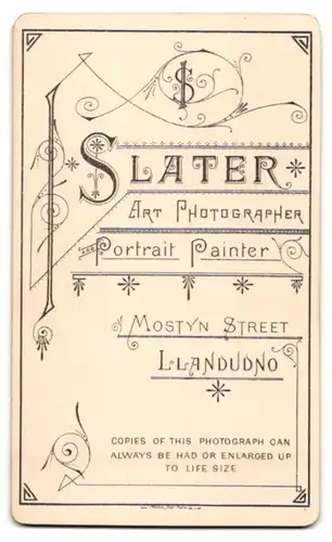 Fotografie Slater, Llandudno, Mostyn Street, Junger Herr im Anzug mit Krawatte