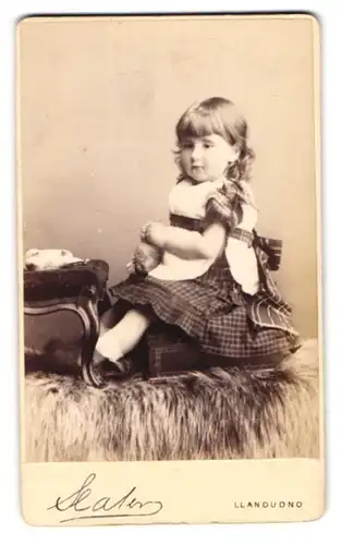 Fotografie I. Slater, Llandudno, Mostyn Street, Kleines Mädchen im karierten Kleid
