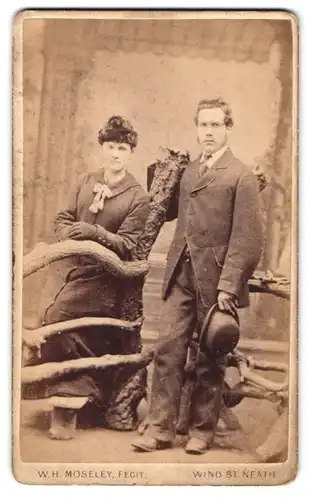 Fotografie W. H. Moseley, Neath, Wind Street, Junges Paar in modischer Kleidung