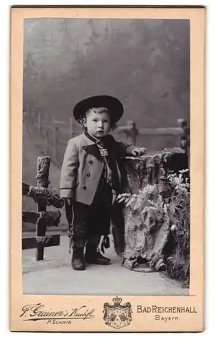 Fotografie Franz Grainer, Bad Reichenhall, Kleiner Junge in Trachtenkleidung