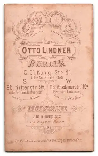 Fotografie Otto Lindner, Berlin, König-Strasse 31, Junger Herr im Anzug mit Fliege