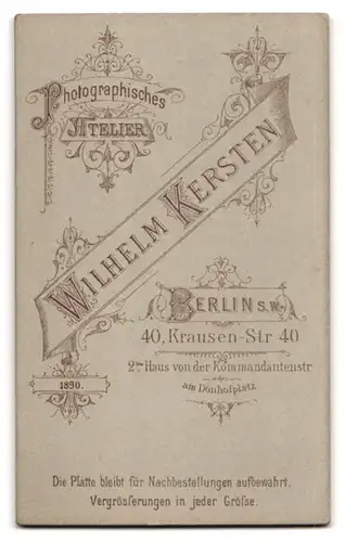 Fotografie Wilhelm Kersten, Berlin, Eleganter Herr mit Oberlippenbart