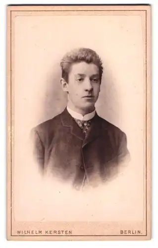 Fotografie Wilhelm Kersten, Berlin, Krausen-Strasse 40, Junger Herr im Anzug mit Krawatte