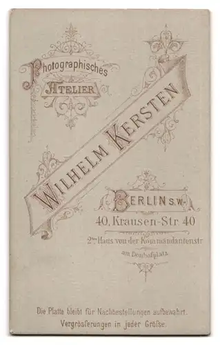 Fotografie Wilhelm Kersten, Berlin, Krausen-Strasse 40, Junger Herr im Anzug mit Krawatte