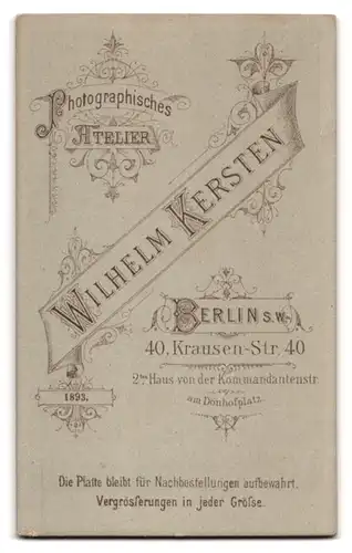 Fotografie Wilhelm Kersten, Berlin, Krausen-Strasse 40, Junge Dame im karierten Kleid