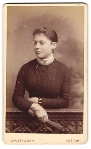 Fotografie G. West & Son, Gosport, 97 High St., Junge Dame mit zurückgebundenem Haar