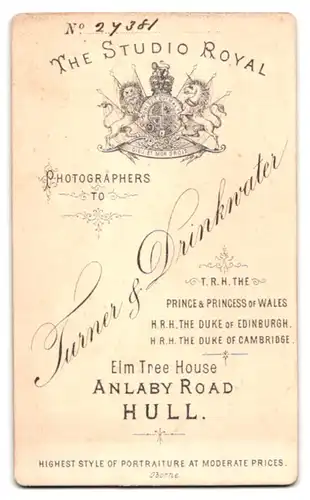 Fotografie Turner & Drinkwater, Hull, Anlaby Road, Junge Dame mit Kragenbrosche