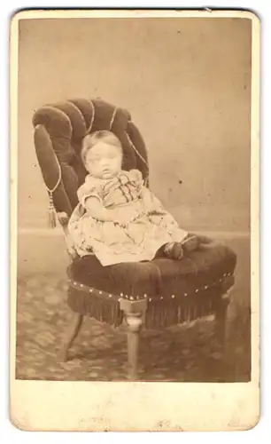 Fotografie Bullock & Sons, Macclesfield, Kleines Kind im karierten Kleid