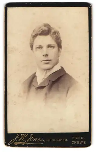 Fotografie J. R. Jones, Crewe, High St., Junger Herr im Anzug mit Krawatte