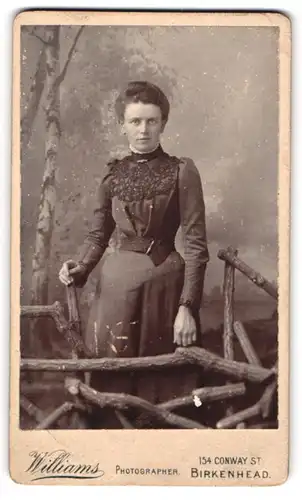 Fotografie Williams, Birkenhead, 154, Conway St., Junge Dame im hübschen Kleid