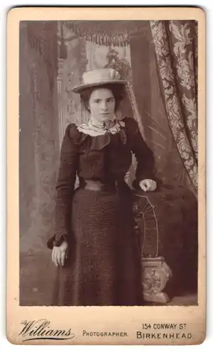 Fotografie Williams, Birkenhead, 154, Conway St., Junge Dame im modischen Kleid