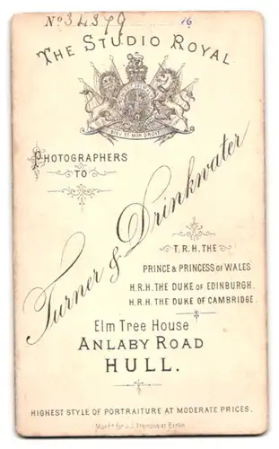 Fotografie Turner & Drinkwater, Hull, Anlaby Road, Kind im Kleid sitzt auf Fell