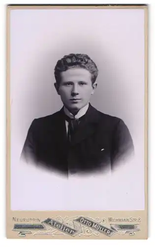 Fotografie Otto Müller, Neuruppin, Wichmannstrasse 8, Junger Herr im Anzug mit Krawatte