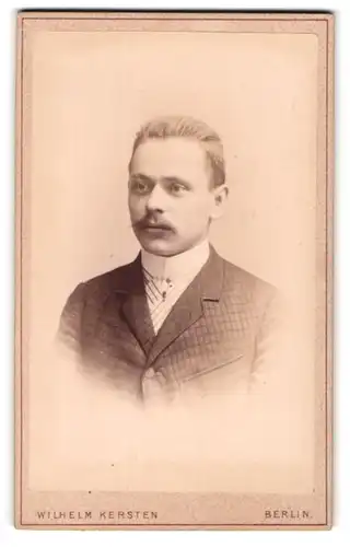 Fotografie Wilhelm Kersten, Berlin, Krausen-Strasse 40, Junger Herr im karierten Anzug mit Krawatte