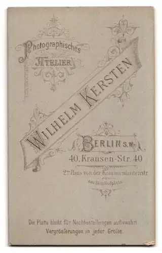 Fotografie Wilhelm Kersten, Berlin, Krausen-Strasse 40, Junger Herr im karierten Anzug mit Krawatte