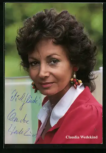 AK Schauspielerin Claudia Wedekind mit bunten Ohrringen, mit original Autograph
