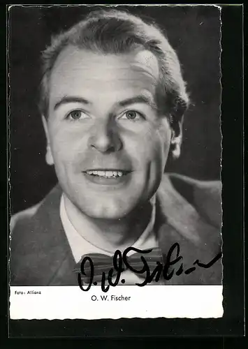 AK Schauspieler O. W. Fischer mit freundlichem Lächeln, original Autograph