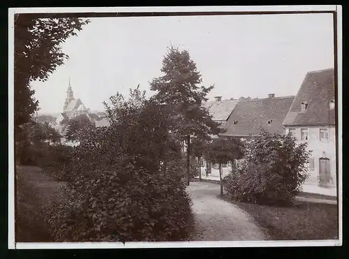 Fotografie Brück & Sohn Meissen, Ansicht Oederan, Ehrenzug, Wohnhäuser & Kirche im Hintergrund